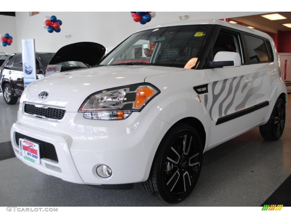 Clear White/Grey Graphics 2011 Kia Soul White Tiger Special Edition Exterior Photo #46422309