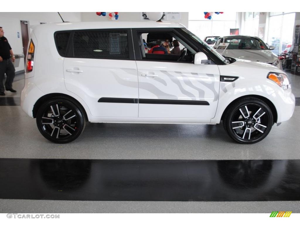 Clear White/Grey Graphics 2011 Kia Soul White Tiger Special Edition Exterior Photo #46422381