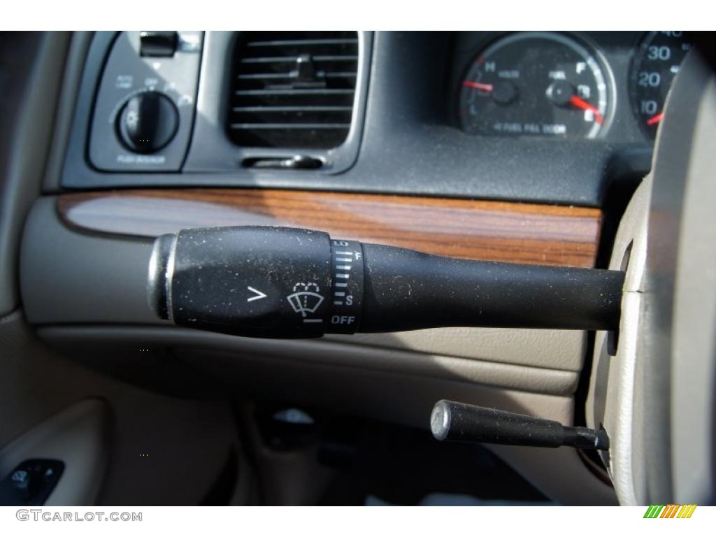 2001 Ford Crown Victoria LX Controls Photo #46433229