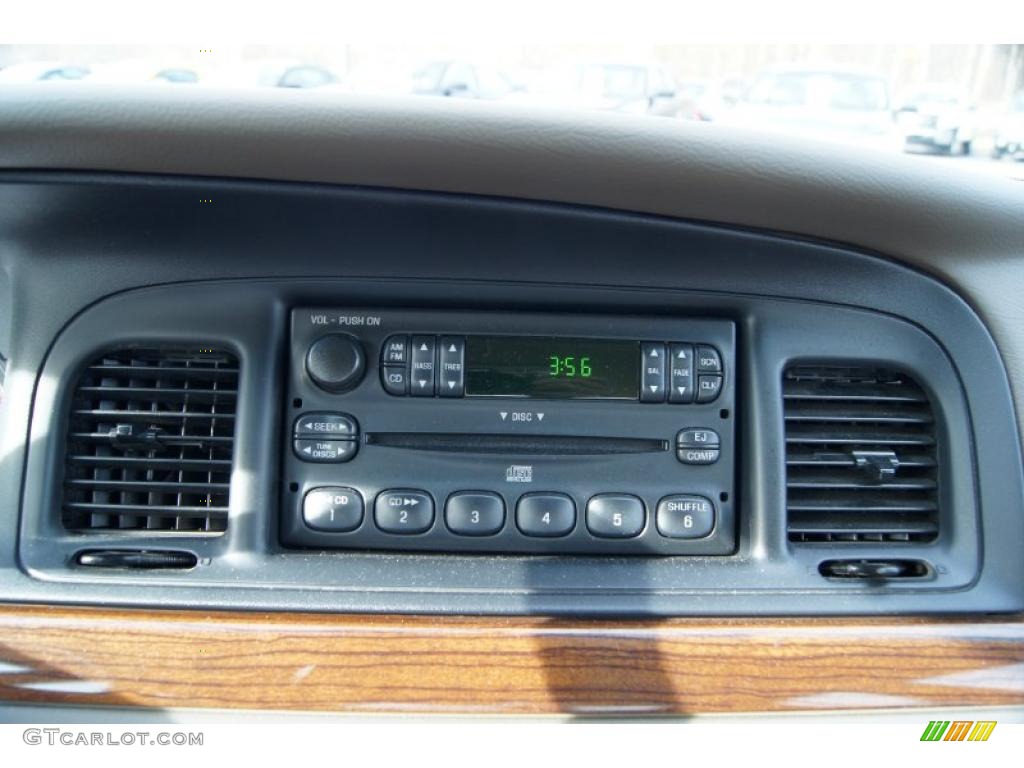 2001 Ford Crown Victoria LX Controls Photo #46433307