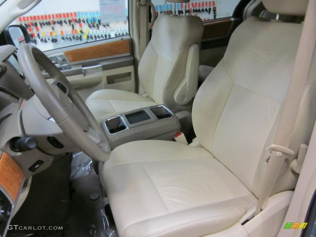 Medium Pebble Beige/Cream Interior 2010 Chrysler Town & Country Limited Photo #46436145