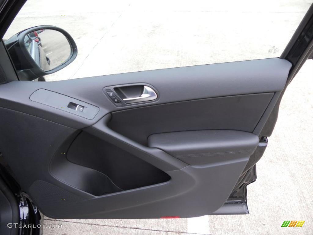 2011 Volkswagen Tiguan SE Charcoal Door Panel Photo #46437948