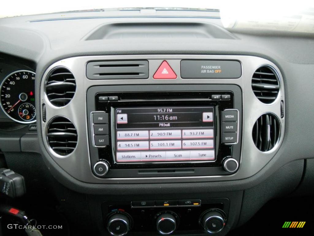 2011 Tiguan SE - Deep Black Metallic / Charcoal photo #17