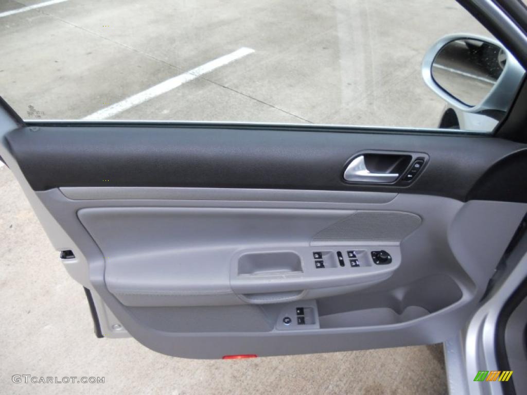 2006 Volkswagen Jetta 2.5 Sedan Grey Door Panel Photo #46438275
