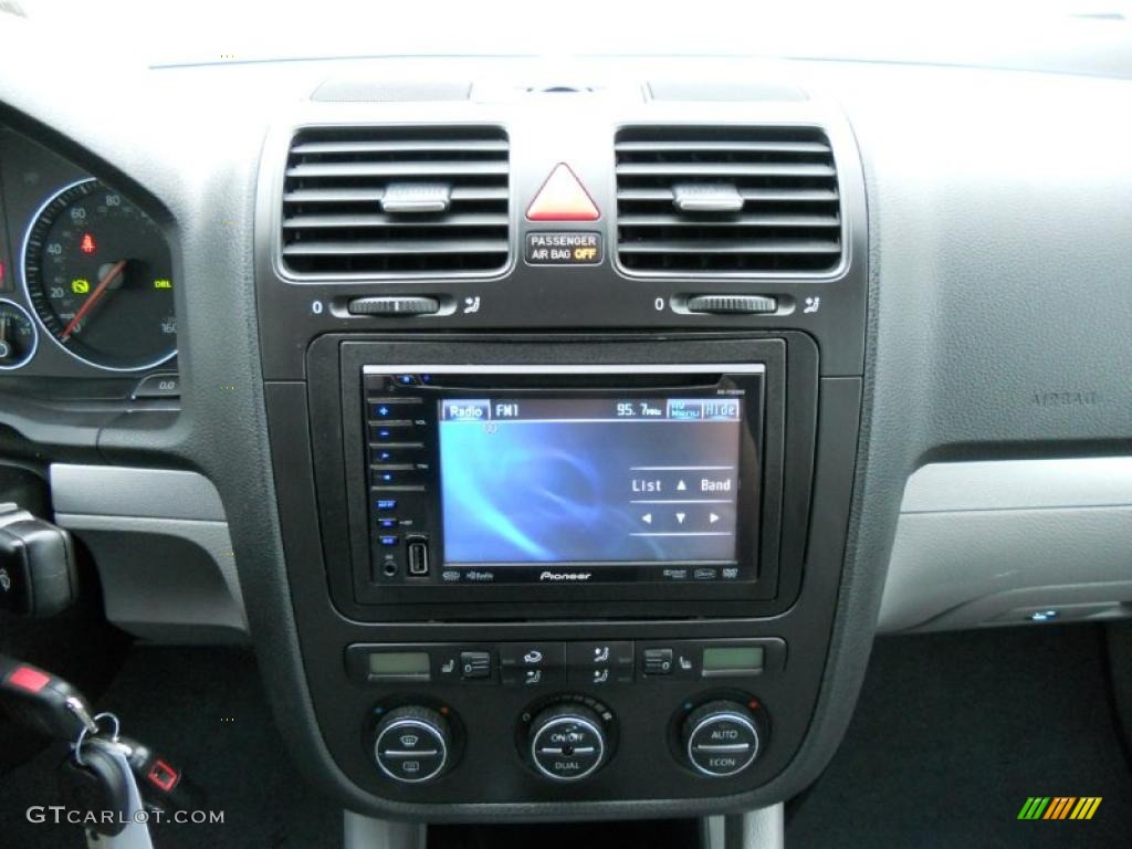 2006 Volkswagen Jetta 2.5 Sedan Controls Photo #46438368