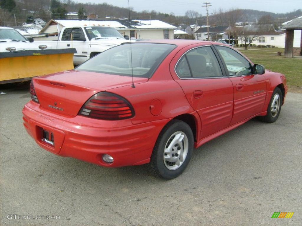 2001 Grand Am SE Sedan - Bright Red / Dark Taupe photo #5