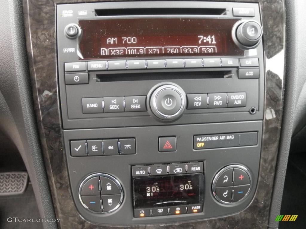 2011 GMC Acadia Denali AWD Controls Photo #46442577