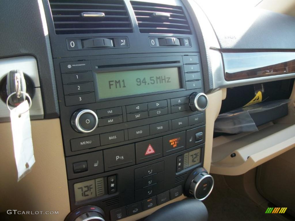 2010 Volkswagen Touareg TDI 4XMotion Controls Photo #46443903