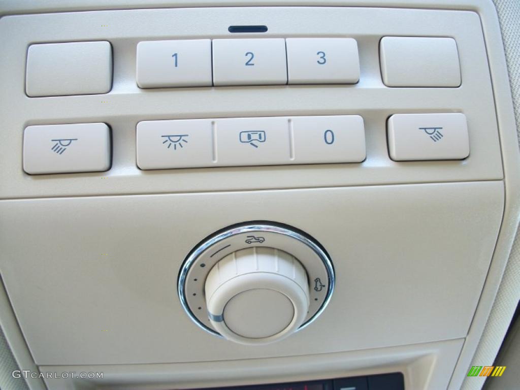 2010 Volkswagen Touareg TDI 4XMotion Controls Photo #46444023
