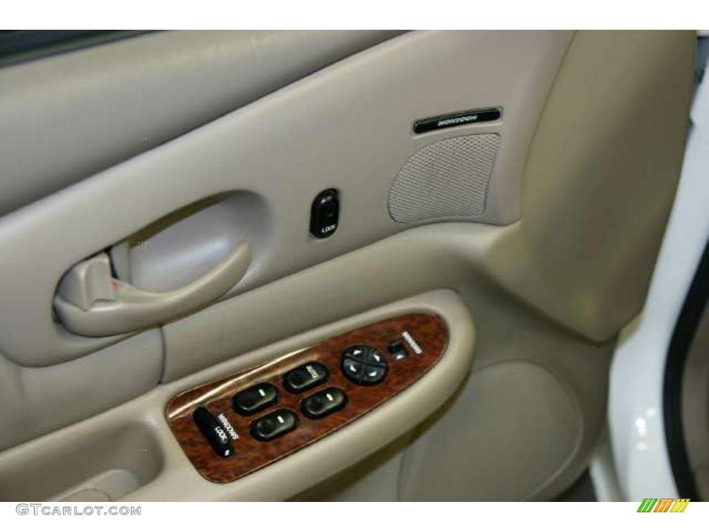 2002 Regal GS - White / Taupe photo #7