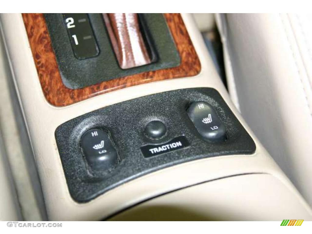 2002 Buick Regal GS Controls Photo #46446333