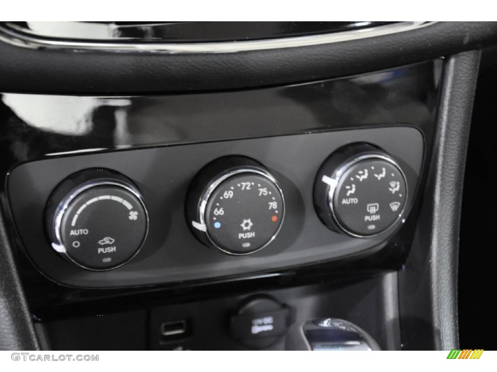 2011 Chrysler 200 Limited Controls Photo #46451625