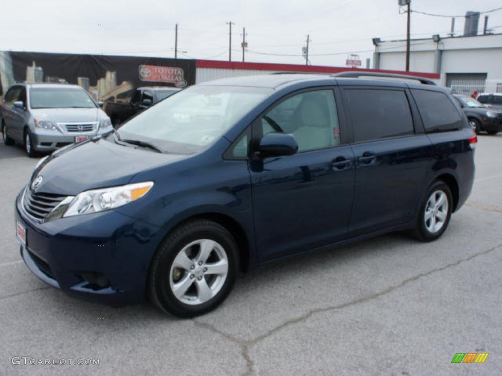 2011 Sienna LE - South Pacific Blue Pearl / Light Gray photo #1