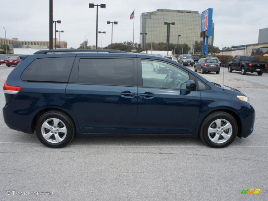 2011 Sienna LE - South Pacific Blue Pearl / Light Gray photo #5