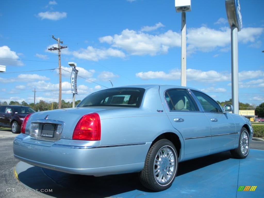 Light Ice Blue Metallic 2011 Lincoln Town Car Signature Limited Exterior Photo #46476729