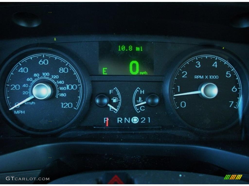 2011 Lincoln Town Car Signature Limited Gauges Photo #46476813
