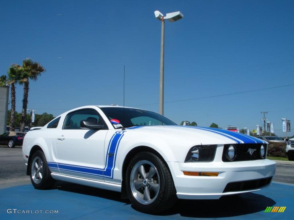 Performance White 2006 Ford Mustang GT Premium Coupe Exterior Photo #46477557