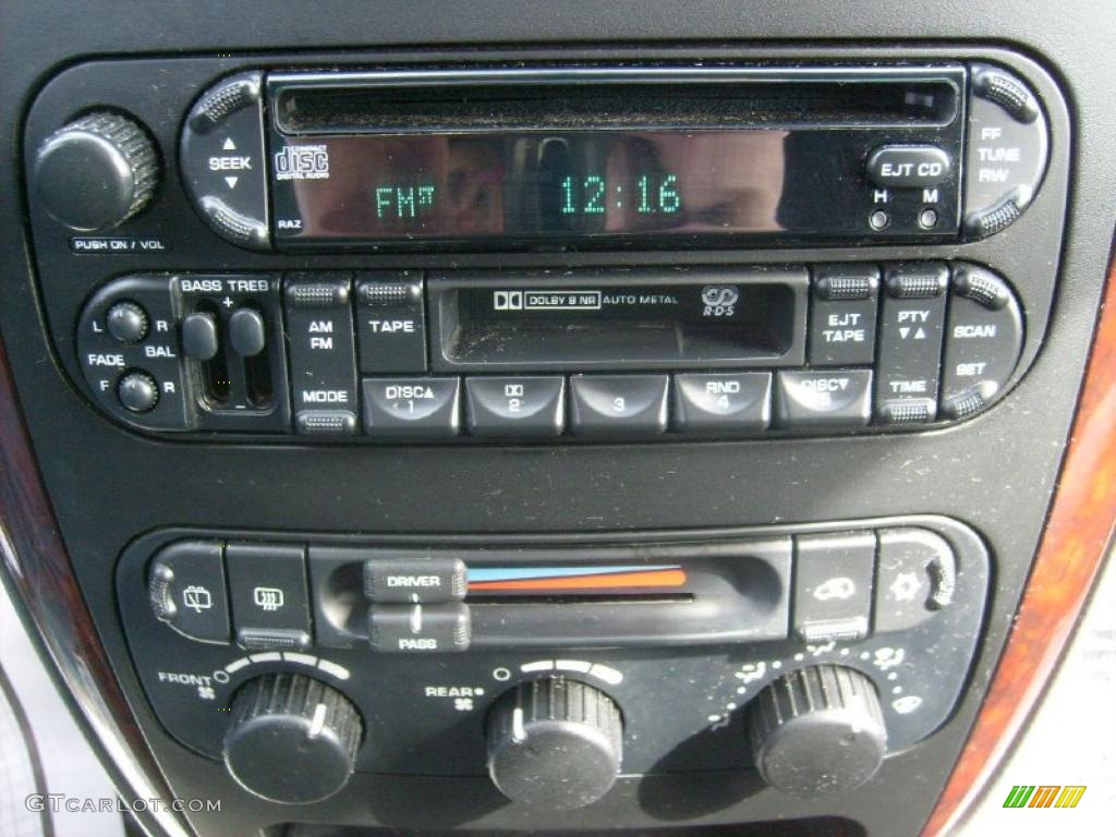 2004 Chrysler Town & Country LX Controls Photo #46479156