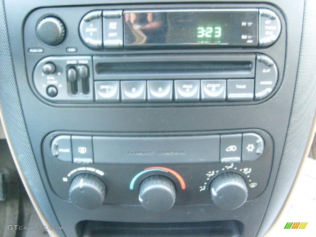 2002 Dodge Grand Caravan SE Controls Photo #46490421