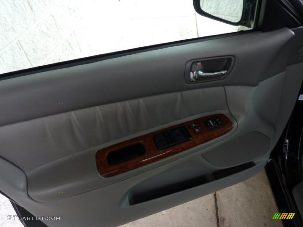 2004 Camry XLE - Black / Stone photo #11