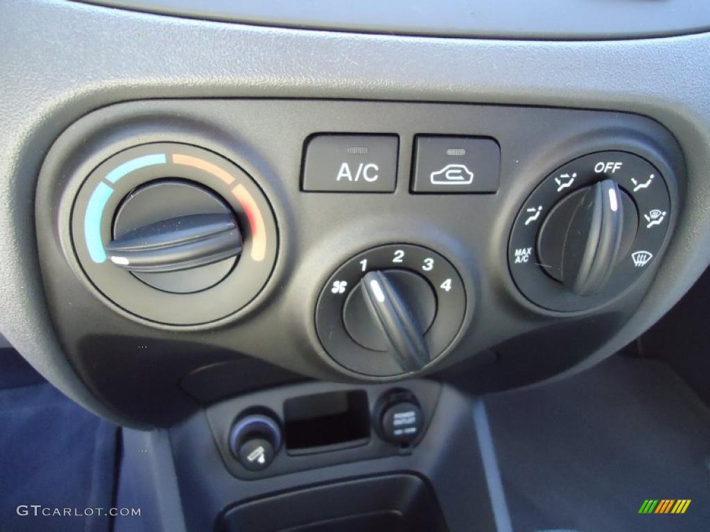 2006 Kia Rio Sedan Controls Photo #46497192