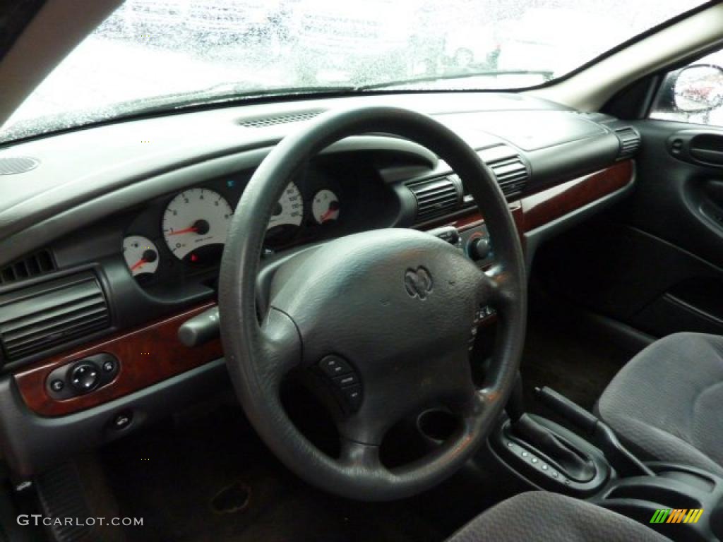 2001 Stratus SE Sedan - Inferno Red Tinted Pearl / Dark Slate Gray photo #13
