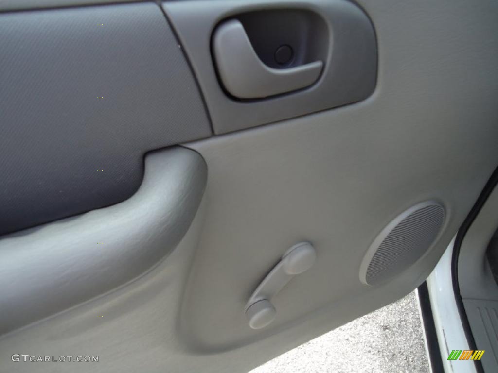 2002 Caravan SE - Stone White / Mist Gray photo #26