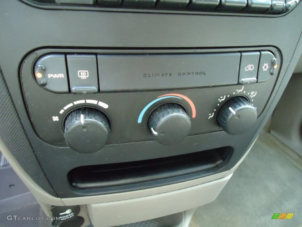2003 Dodge Caravan SXT Controls Photo #46514286