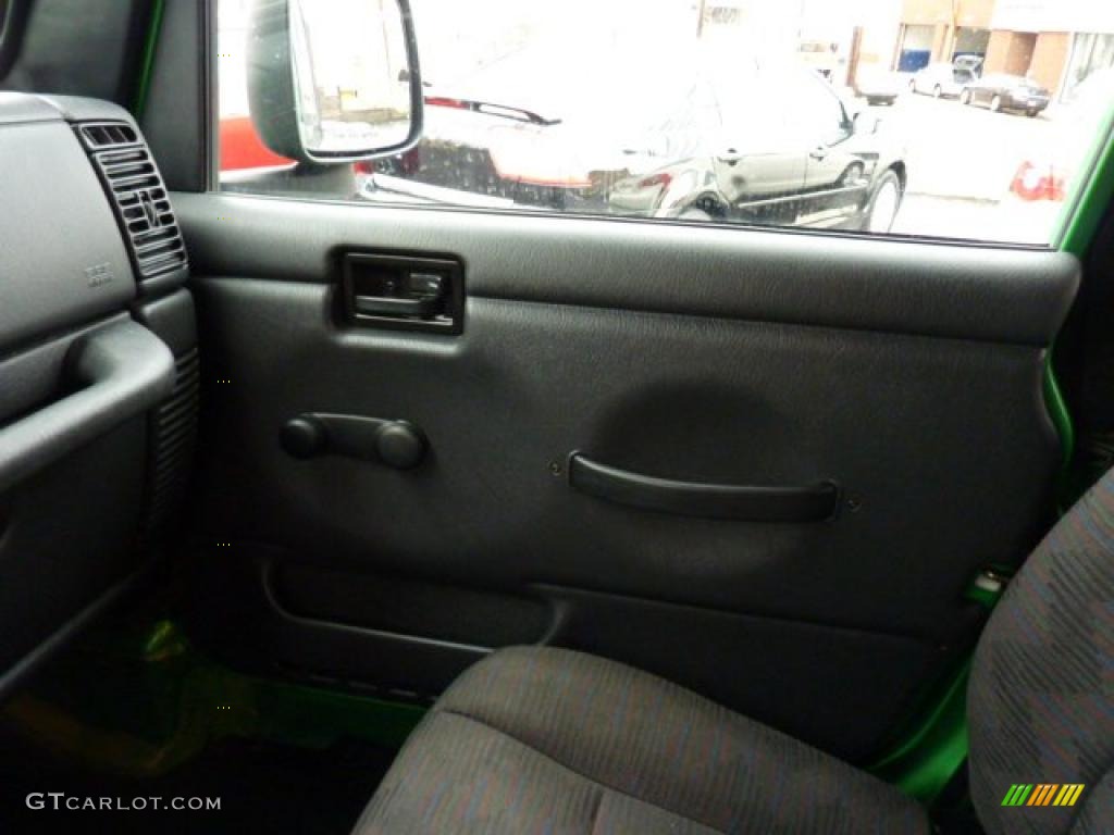 2004 Wrangler X 4x4 - Electric Lime Green Pearl / Dark Slate Gray photo #18