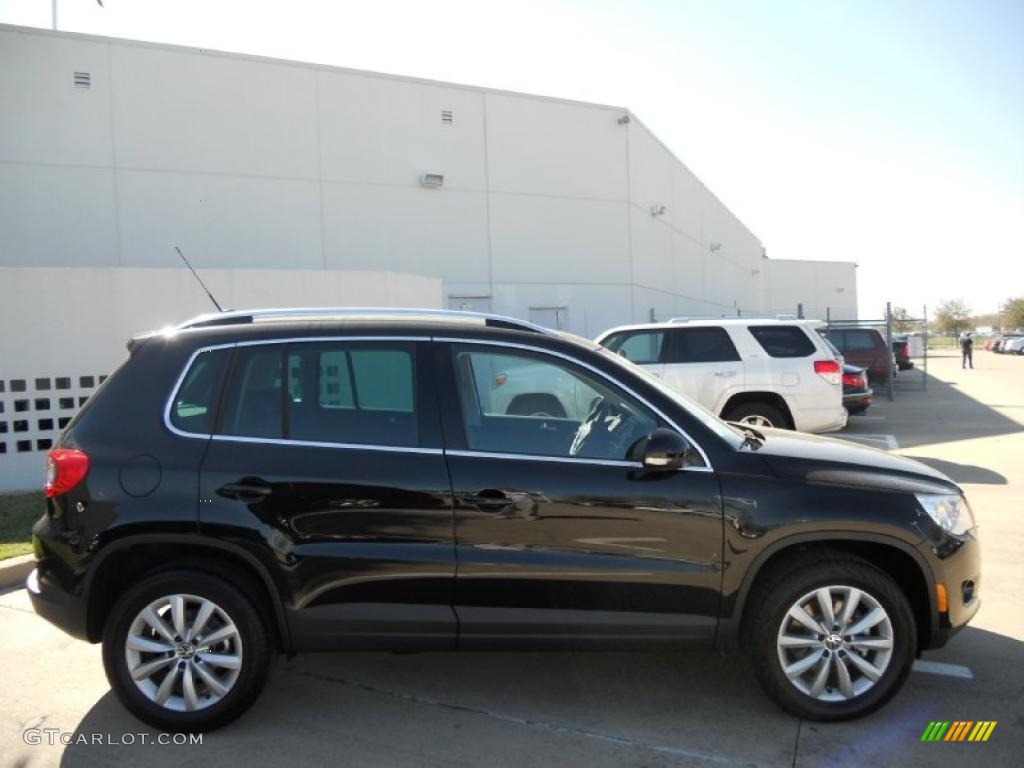2011 Tiguan SE - Deep Black Metallic / Charcoal photo #8
