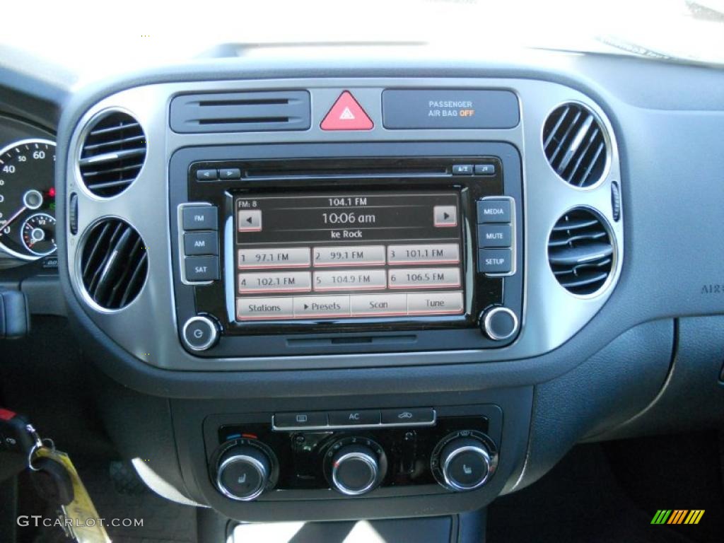 2011 Tiguan SE - Deep Black Metallic / Charcoal photo #17