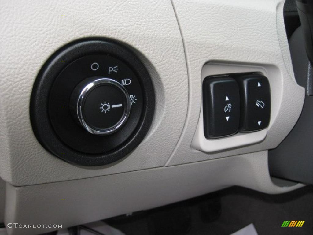 2010 Ford Taurus Limited Controls Photo #46539219
