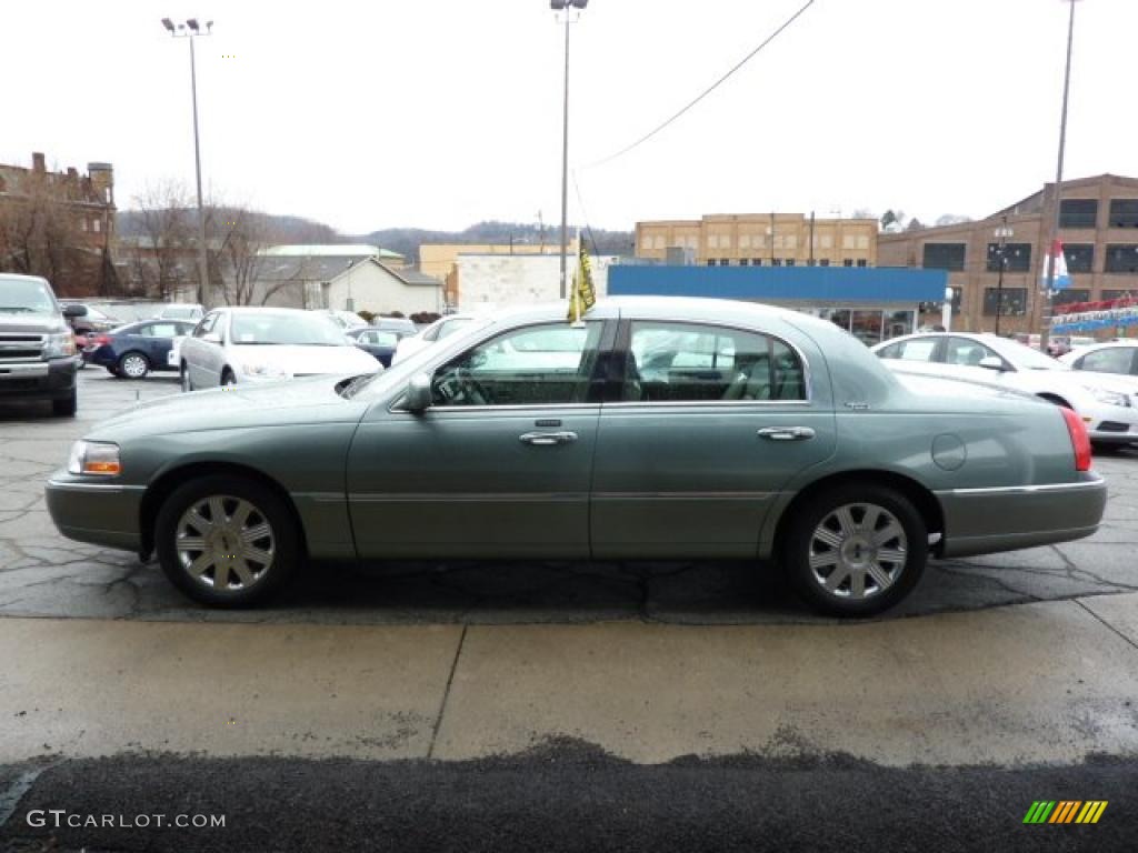 2005 Town Car Signature Limited - Light Tundra Metallic / Medium Light Stone/Dark Stone photo #6