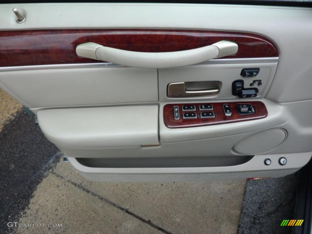 2005 Lincoln Town Car Signature Limited Medium Light Stone/Dark Stone Door Panel Photo #46541535