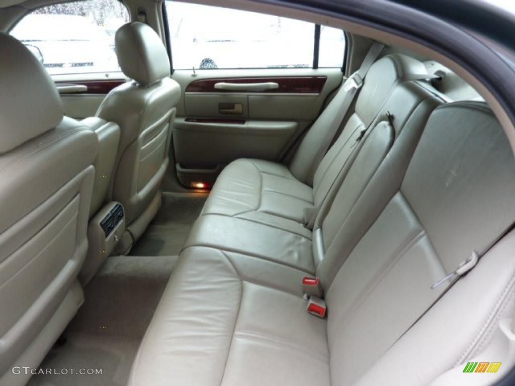 Medium Light Stone/Dark Stone Interior 2005 Lincoln Town Car Signature Limited Photo #46541565