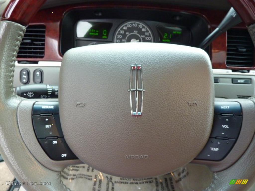 2005 Lincoln Town Car Signature Limited Controls Photo #46541682