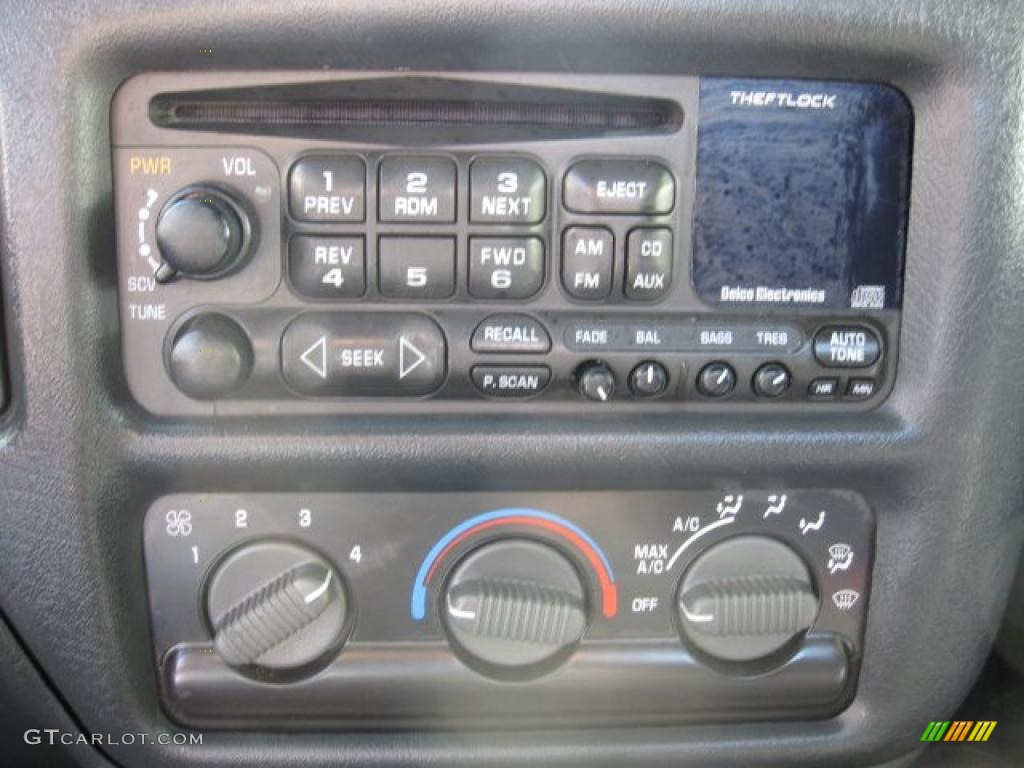 2002 Chevrolet S10 Regular Cab Controls Photo #46547132