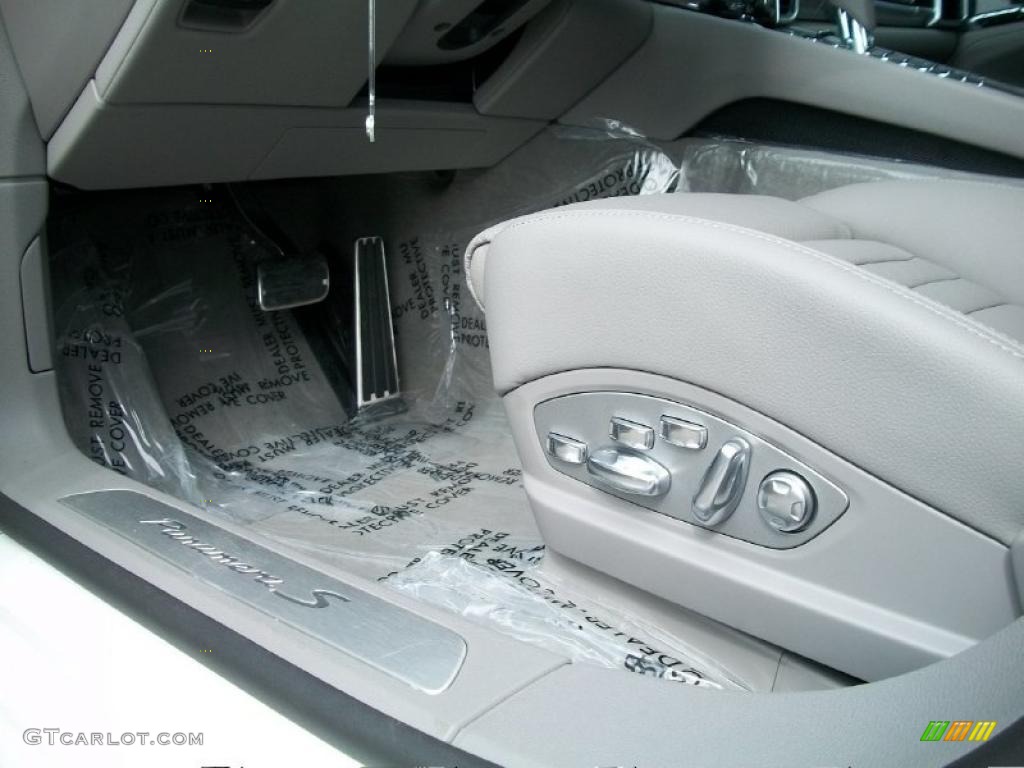 2011 Porsche Panamera S Controls Photo #46550435