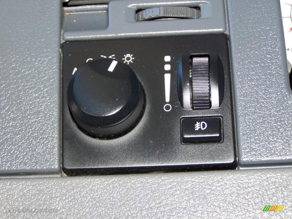 2005 Dodge Durango Limited 4x4 Controls Photo #46558848