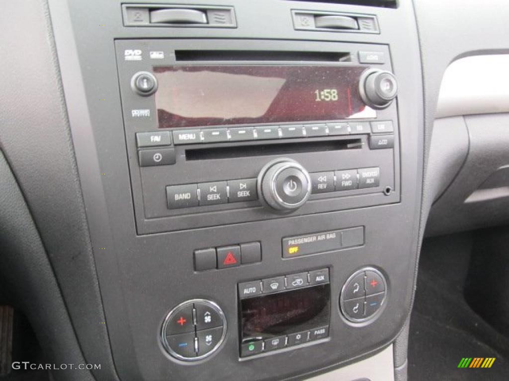 2007 Saturn Outlook XE AWD Controls Photo #46564204