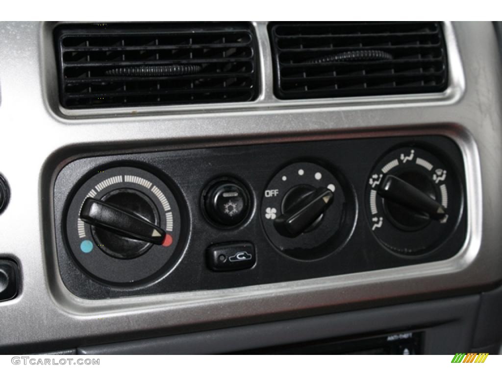 2001 Mitsubishi Montero Sport 3.5XS 4x4 Controls Photo #46574269