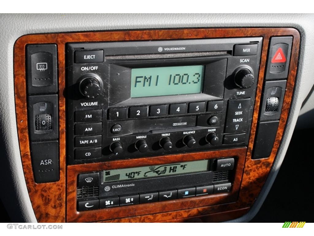2002 Volkswagen Passat GLX Sedan Controls Photo #46574498