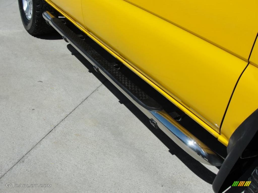 2003 Avalanche 1500 Z71 4x4 - Yellow / Dark Charcoal photo #16