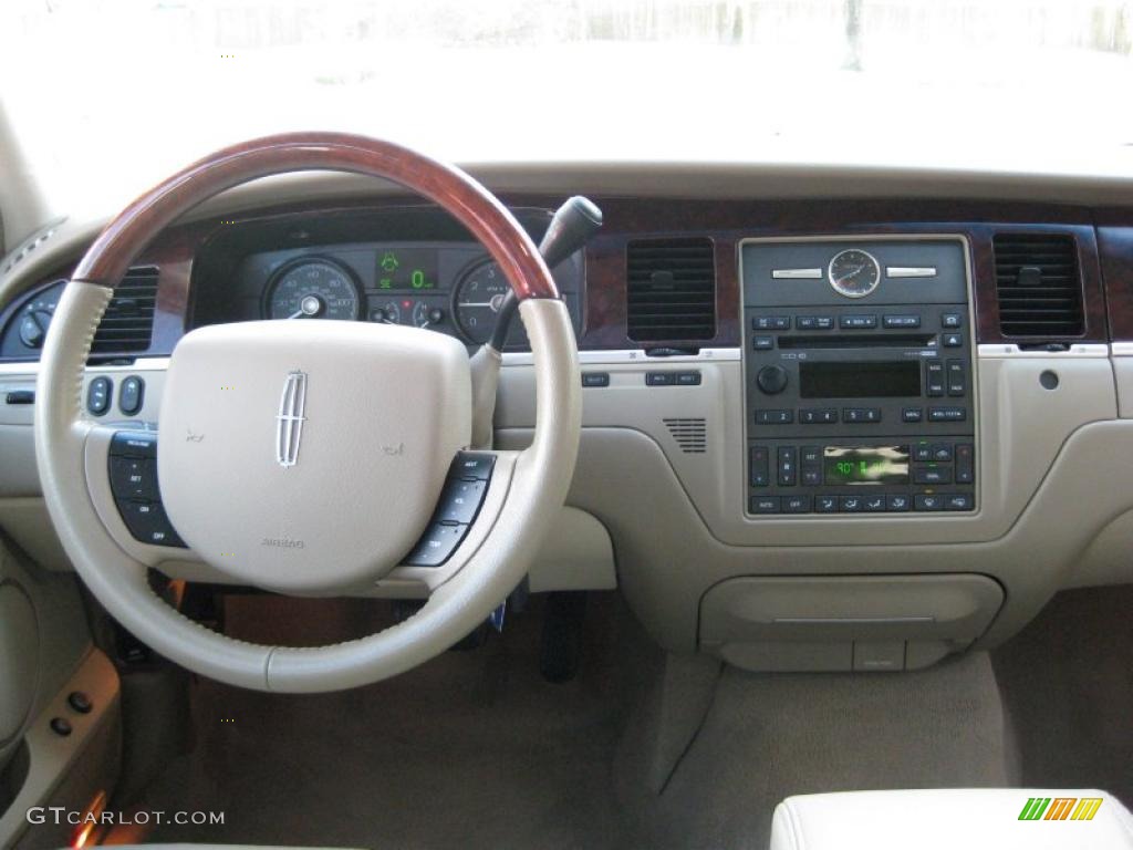 2007 Lincoln Town Car Signature Limited Light Camel Dashboard Photo #46579355