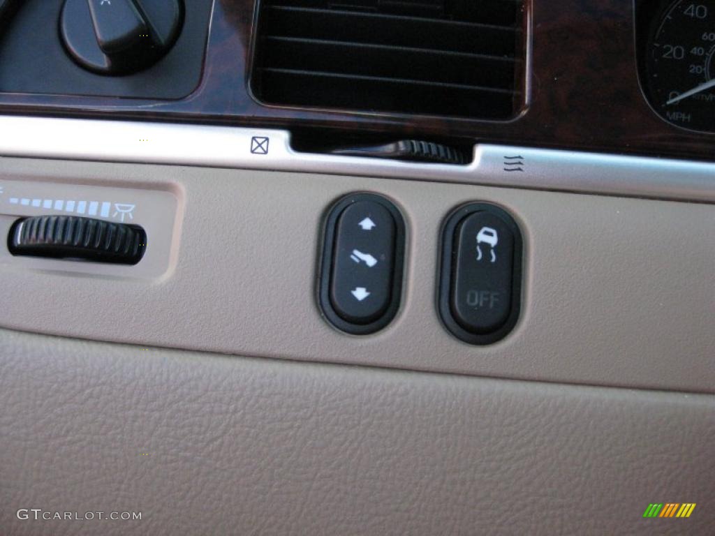 2007 Lincoln Town Car Signature Limited Controls Photo #46579451
