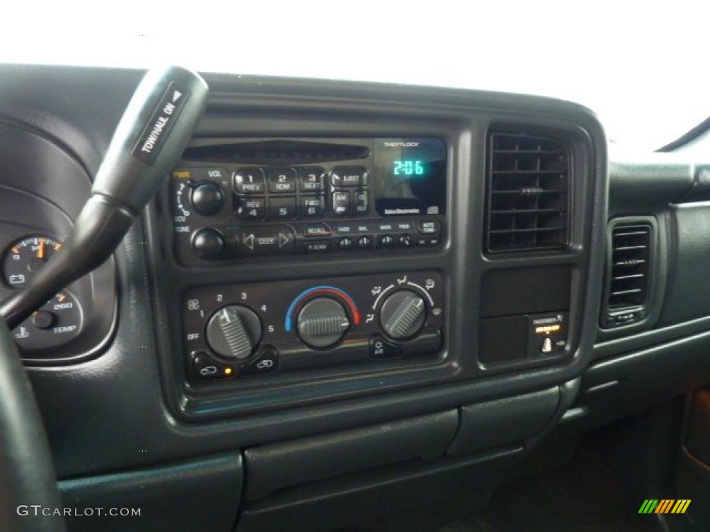2001 Chevrolet Silverado 1500 LS Extended Cab 4x4 Controls Photo #46579964