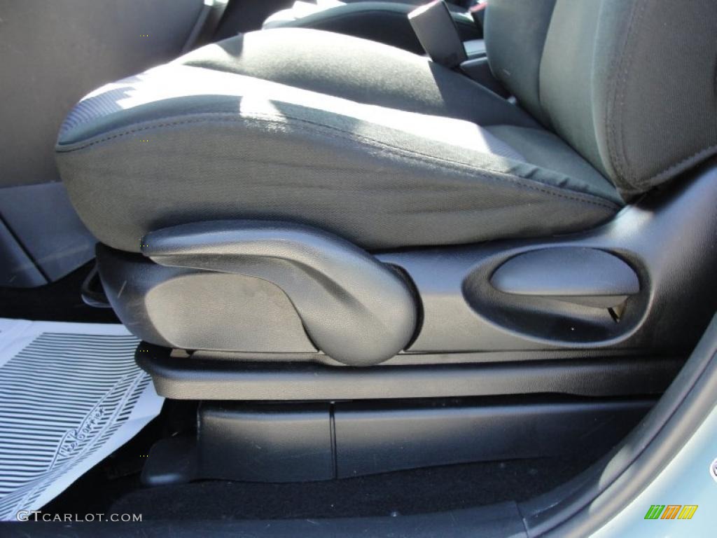 2006 MAZDA5 Sport - Stellar Silver Mica / Black photo #39