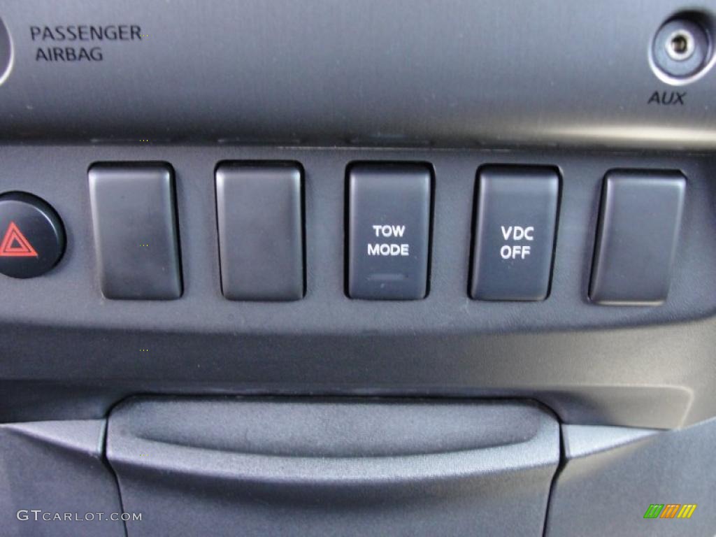 2010 Nissan Titan SE King Cab Controls Photos