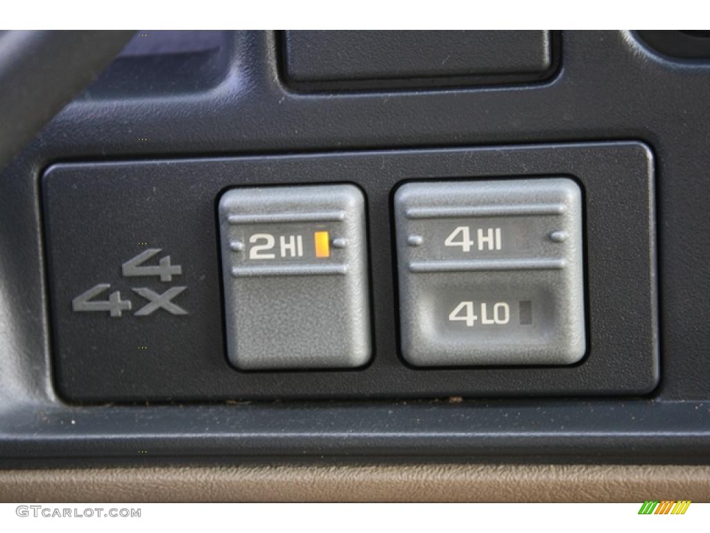 1996 Chevrolet Suburban K1500 4x4 Controls Photo #46585557