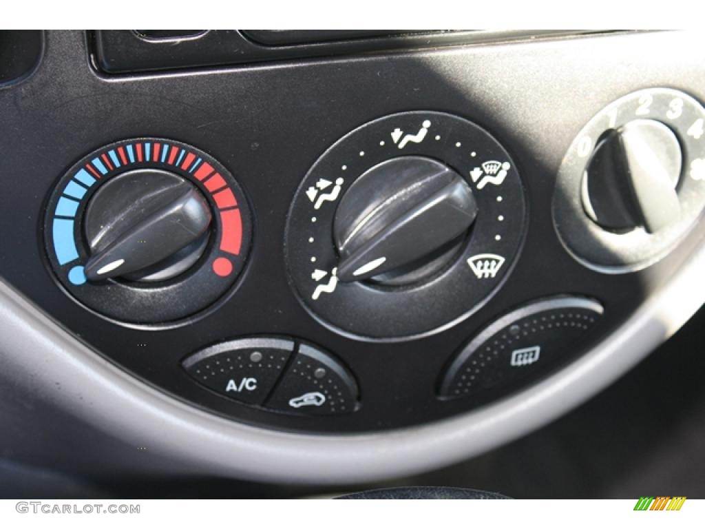 2000 Ford Focus SE Wagon Controls Photo #46585674